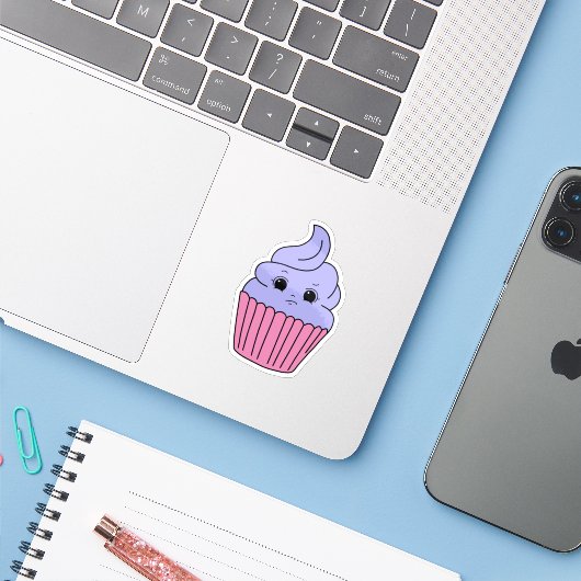 Bezorgde Lavendel Cupcake Sticker (Laptop met iPhone)
