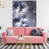 Bezymianny Volcano vertoont een bescheiden pluim Canvas Afdruk (Insitu (Woonkamer))