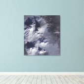 Bezymianny Volcano vertoont een bescheiden pluim Canvas Afdruk (Insitu (Houten vloer))