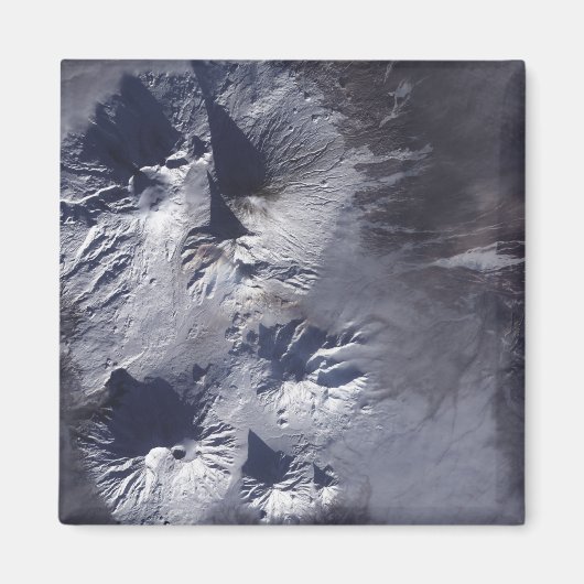 Bezymianny Volcano vertoont een bescheiden pluim Magneet (Voorkant)