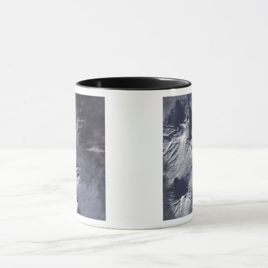 Bezymianny Volcano vertoont een bescheiden pluim Mok (Midden)