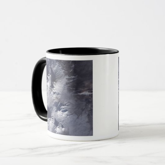 Bezymianny Volcano vertoont een bescheiden pluim Mok (Voorkant links)