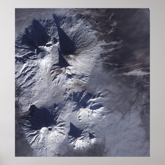 Bezymianny Volcano vertoont een bescheiden pluim Poster (Voorkant)