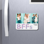 BFFs Best Friends Photo Personalized Name Girly Magneet<br><div class="desc">Dit ontwerp kenmerkt een moderne tekst BFF die van gierig hart wordt gemaakt en drie foto puzzle met uw gepersonaliseerde namen. Met dit prachtige cadeau vieren we je vriendschap met je beste vrienden. Voeg je eigen foto's toe en geef de namen uit in de tekstvakken #puzzle #jigzaag #jigsawpuzzles #games #plezier...</div>