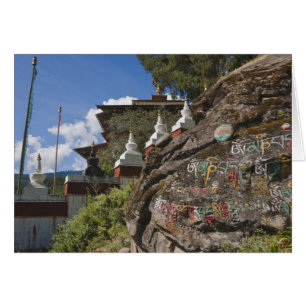Bhutaans schrift op rotsen en Nepalese chortens
