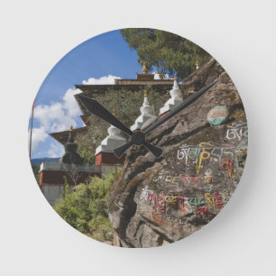 Bhutaans schrift op rotsen en Nepalese chortens Ronde Klok