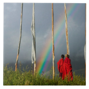 Bhutan, dorp Gangtey, regenboog boven twee monnike Tegeltje
