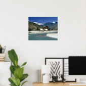 Bhutan, Punaka. De Mo Chhu rivier stroomt langs Poster (Thuiskantoor)