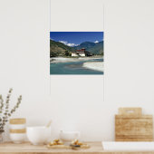 Bhutan, Punaka. De Mo Chhu rivier stroomt langs Poster (Keuken)