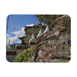 Bhutanees schrift op rotsen en Nepalese chortens Magneet