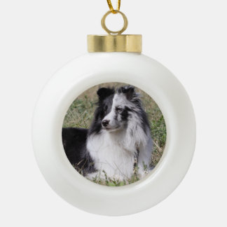 Bi Blue Merle Sheltie met Split Face Keramische Bal Ornament