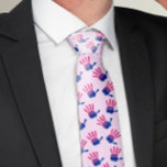 Bi-vijf LGBTI Stropdas<br><div class="desc">Stap vol zelfvertrouwen en kleur uit in deze opvallende sokken met het levendige roze, paarse en blauwe van de biseksuele hoogtevlag. Het speelse handprint design geeft een persoonlijke en expressieve touch, waardoor deze sokken een leuke manier zijn om je identiteit te delen. Perfect voor Pride-evenementen, casual uitstapjes of gewoon lekker...</div>