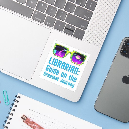Bibliothecaris: Gids op de Grootste Reis Sticker (Laptop met iPhone)