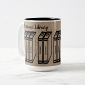 Bibliotheek met gepersonaliseerde boektitels tweekleurige koffiemok (Voorkant links)