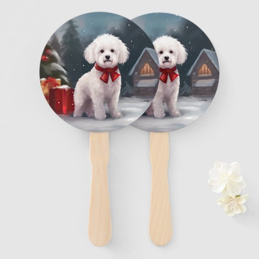 Bichon Frise-hond in de sneeuw met Kerstmis Handwaaier (Voorkant en achterkant)