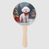Bichon Frise-hond in de sneeuw met Kerstmis Handwaaier (Voorkant)