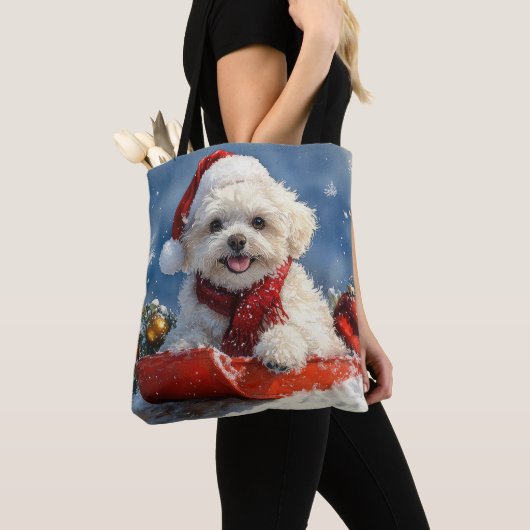 Bichon Frise Hond in Sledge Laat het Sneeuw Kerstm Tote Bag (Dichtbij)