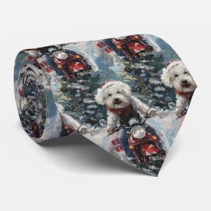 Bichon Frise-hond rijdt op motorfiets met Kerstmis Stropdas