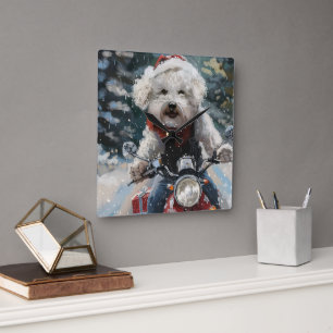 Bichon Frise-hond rijdt op motorfiets met Kerstmis Vierkante Klok