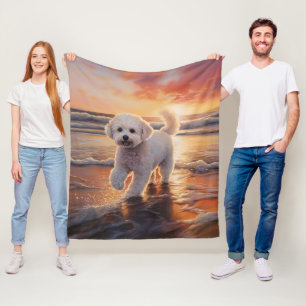 Bichon Frise-hond Sandy Paws op strand bij zonsond Fleece Deken