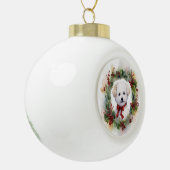 Bichon Frise Kerstkrans feestelijke pup Keramische Bal Ornament (Links)