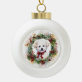 Bichon Frise Kerstkrans feestelijke pup Keramische Bal Ornament (Voorkant)