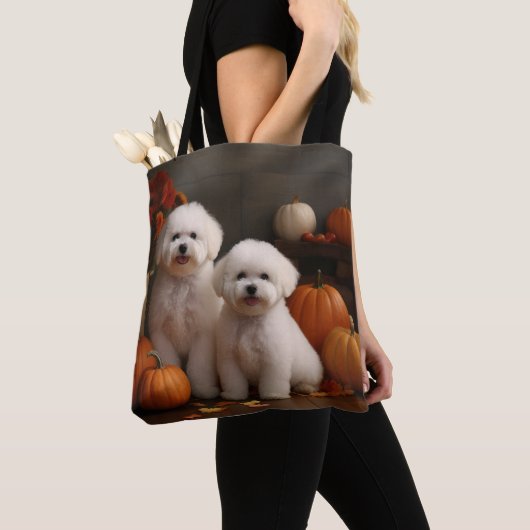 Bichon Frise Puppy Herfst Delight Pompoen Tote Bag (Dichtbij)