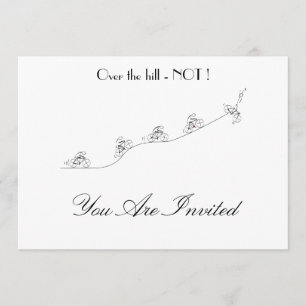 Bicyclist die over de op maat gemaakte heuvel gaat kaart