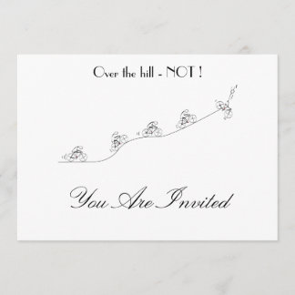 Bicyclist die over de op maat gemaakte heuvel gaat kaart