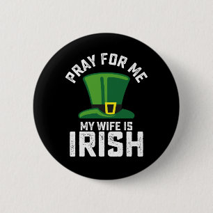 Bid voor mij, mijn vrouw is Iers St Patrick's Day Ronde Button 5,7 Cm