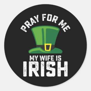 Bid voor mij, mijn vrouw is Iers St Patrick's Day Ronde Sticker