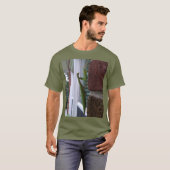 Bidden Mantis op bakstenen muur T-shirt (Voorkant volledig)