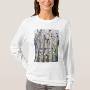 Biddende vlaggenmasten in berg, Yotongla Pas 2 T-shirt