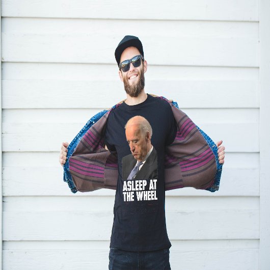 BIDEN ASLEEP OP HET WIEL Anti Joe Biden T-shirt