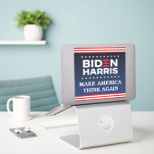 Biden Harris 2020 Laat Amerika weer denken Bumper Sticker (Laptop op bureau)