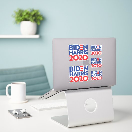 BIDEN HARRIS 2020 STICKER (Laptop op bureau)