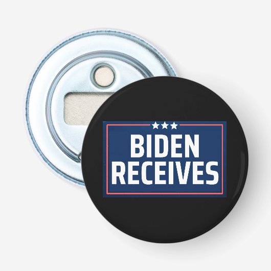 Biden ontvangt button flesopener (Voorkant)