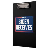 Biden ontvangt klembord (Links)