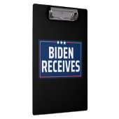 Biden ontvangt klembord (Rechts)