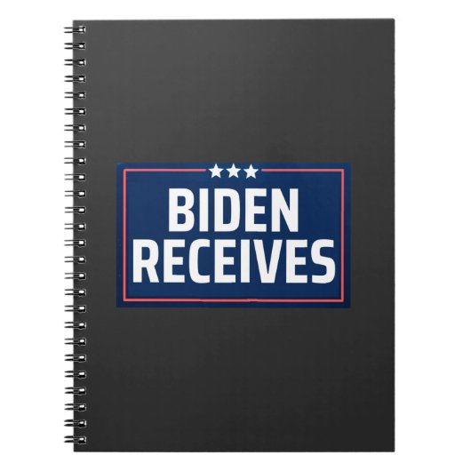 Biden ontvangt notitieboek (Voorkant)
