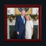 Biden State of the Christmas Union Cadeaudoosje<br><div class="desc">Een Biden State of the Christmas Union-adres - Een feestelijke hal, versierd met twinkelende lichten en versierd met groenblijvende takken. Een brullende open haard werpt een warme gloed op de verzamelde menigte. Sinterklaas, de gewaardeerde leider van de Kerstunie, staat op om de vergadering toe te spreken. - "Mijn collega-elfen, rendieren,...</div>