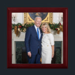 Biden State of the Christmas Union Cadeaudoosje<br><div class="desc">Een Biden State of the Christmas Union-adres - Een feestelijke hal, versierd met twinkelende lichten en versierd met groenblijvende takken. Een brullende open haard werpt een warme gloed op de verzamelde menigte. Sinterklaas, de gewaardeerde leider van de Kerstunie, staat op om de vergadering toe te spreken. - "Mijn collega-elfen, rendieren,...</div>