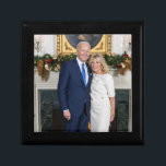 Biden State of the Christmas Union Cadeaudoosje<br><div class="desc">Een Biden State of the Christmas Union-adres - Een feestelijke hal, versierd met twinkelende lichten en versierd met groenblijvende takken. Een brullende open haard werpt een warme gloed op de verzamelde menigte. Sinterklaas, de gewaardeerde leider van de Kerstunie, staat op om de vergadering toe te spreken. - "Mijn collega-elfen, rendieren,...</div>