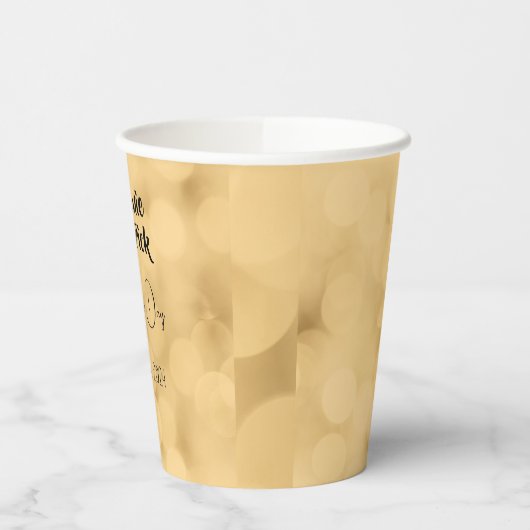 Bieden van papieren bekertjes - bewerkbare tekst o papieren bekers (Links)