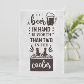 Bier drinkt een biertje in de hand is de moeite wa kaart (Staand voorkant)