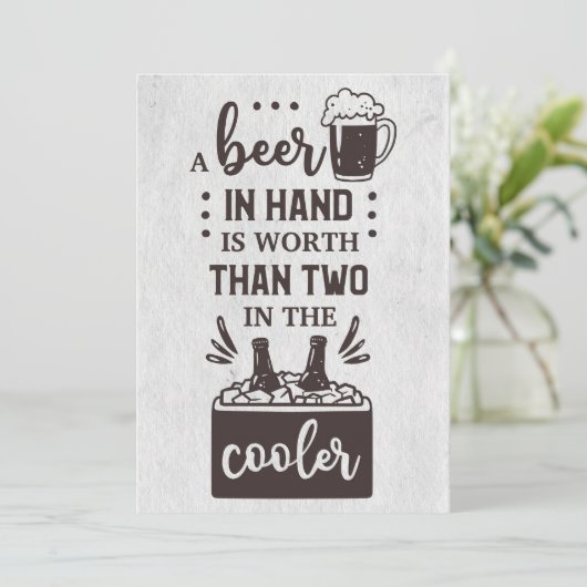 Bier drinkt een biertje in de hand is de moeite wa kaart (Staand voorkant)