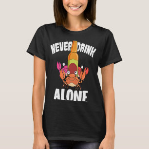 Bier- en krabboil Drink nooit alleen zeekrabben T-shirt