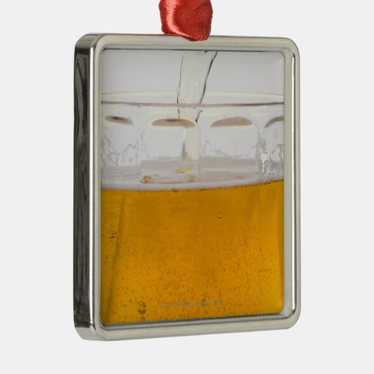 Bier gieten in glazen mok, Extreme, close-up Metalen Ornament (Rechts)