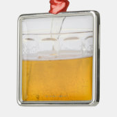 Bier gieten in glazen mok, Extreme, close-up Metalen Ornament (Links)