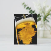 Bier in glas gegoten, studioshot briefkaart (Staand voorkant)